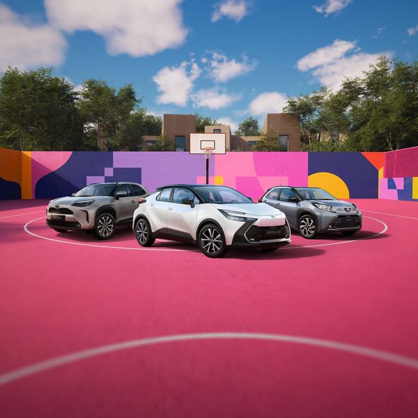 Drei Fahrzeuge von Toyota stehen auf einem pinken Basketballfeld. Die Wände sind in bunten Formen dekoriert.