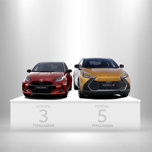 Der Yaris Hybrid und C-HR stehen auf einen Podest.