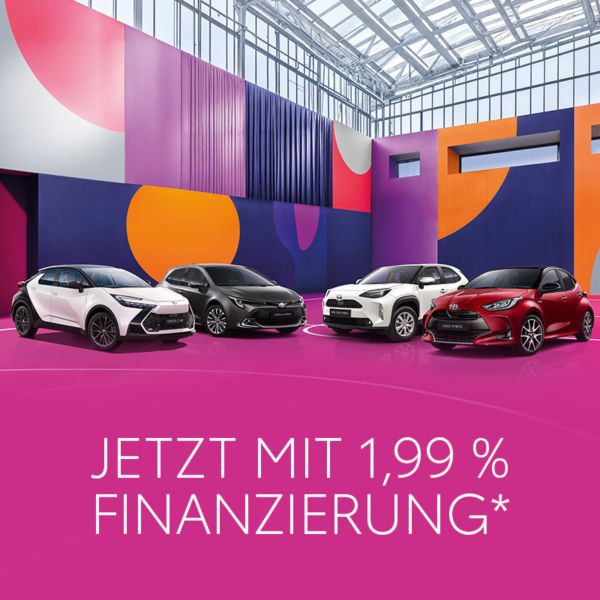 Vier Toyota Fahrzeuge auf dem Innenhof eines modernen Gebäudes mit Glasfront, Bildtext: „LAST MINUTE DEALS, 1,99% EASY FINANZIERUNG“