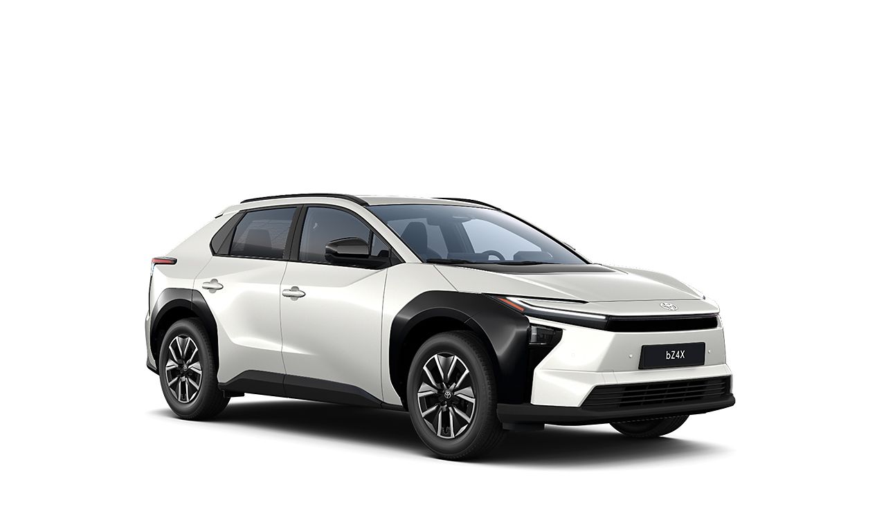 Ein weißer Toyota bZ4X Comfort auf einem weißen Hintergrund