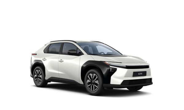 Ein weißer Toyota bZ4X Comfort auf einem weißen Hintergrund