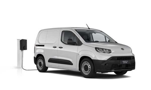 Ein weißer Toyota Proace City Electric Meister angeschlossen an einer Ladesäule auf einem weißem Hintergrund