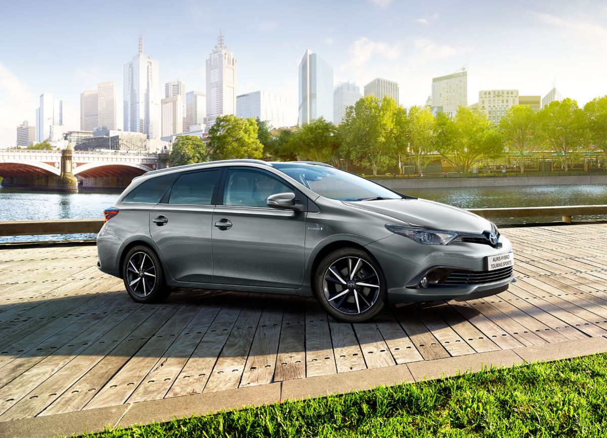 Grauer Toyota Aygo X fährt auf einer Straße in der Stadt