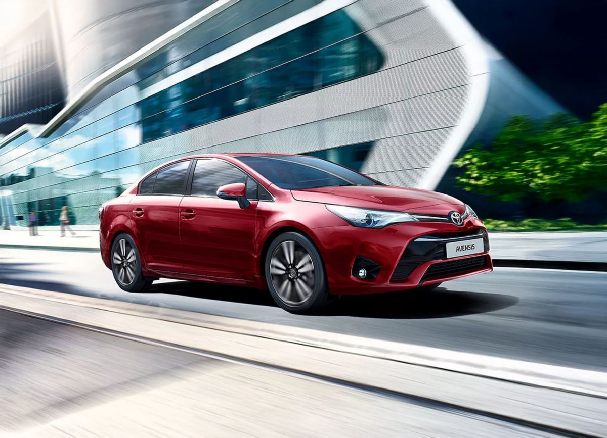 Grauer Toyota Aygo X fährt auf einer Straße in der Stadt