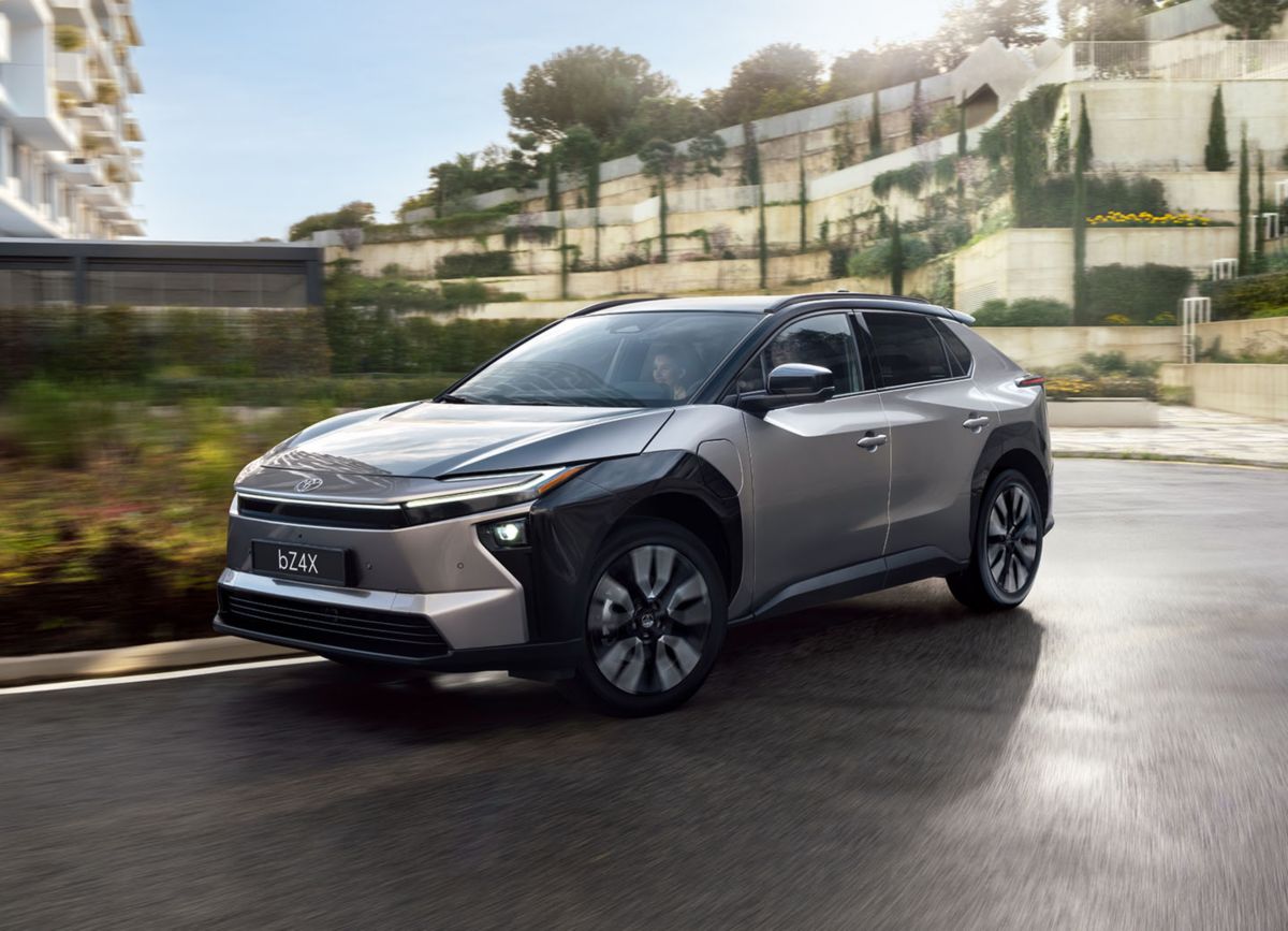 Grauer Toyota Aygo X fährt auf einer Straße in der Stadt