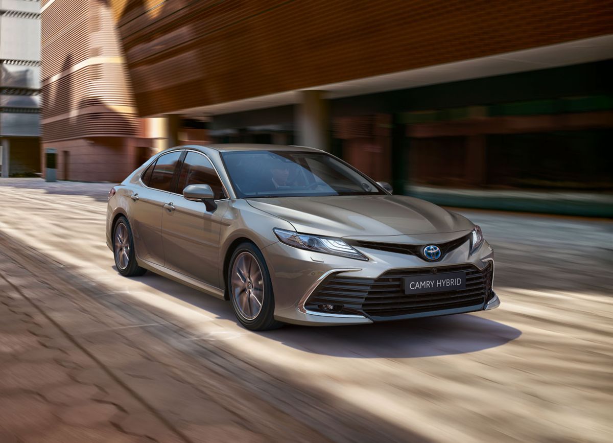 Grauer Toyota Aygo X fährt auf einer Straße in der Stadt