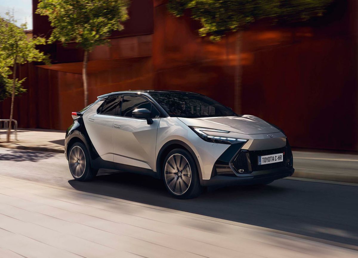 Grauer Toyota Aygo X fährt auf einer Straße in der Stadt