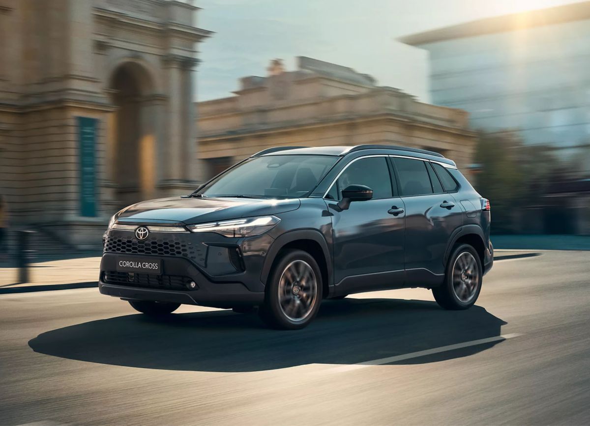 Grauer Toyota Aygo X fährt auf einer Straße in der Stadt