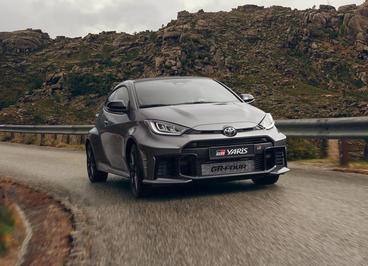 Grauer Toyota Aygo X fährt auf einer Straße in der Stadt