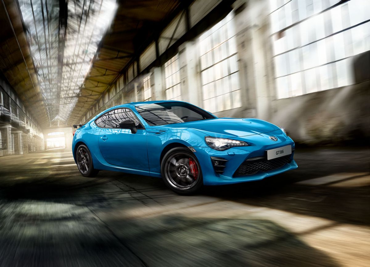 Grauer Toyota Aygo X fährt auf einer Straße in der Stadt