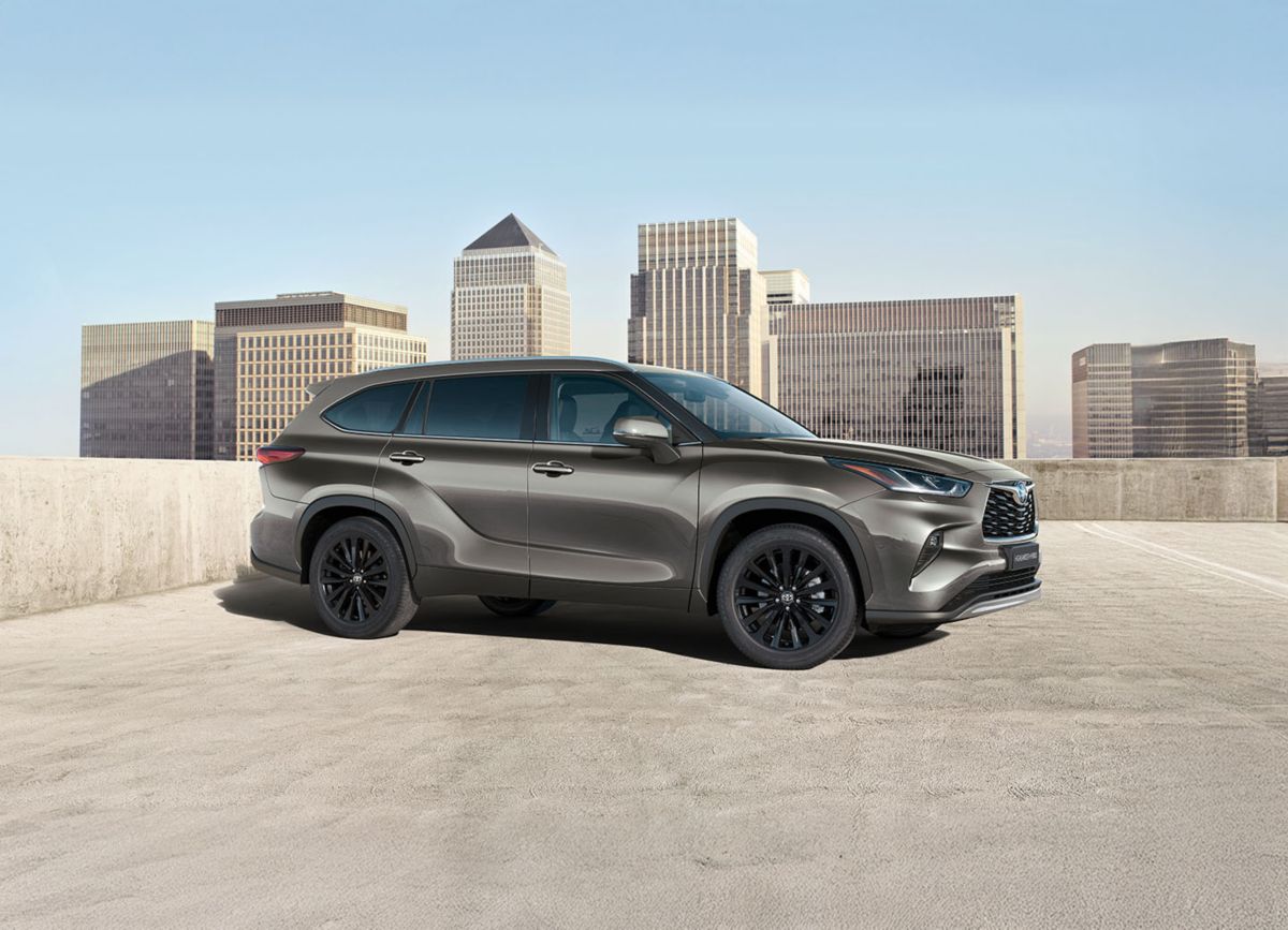 Grauer Toyota Aygo X fährt auf einer Straße in der Stadt