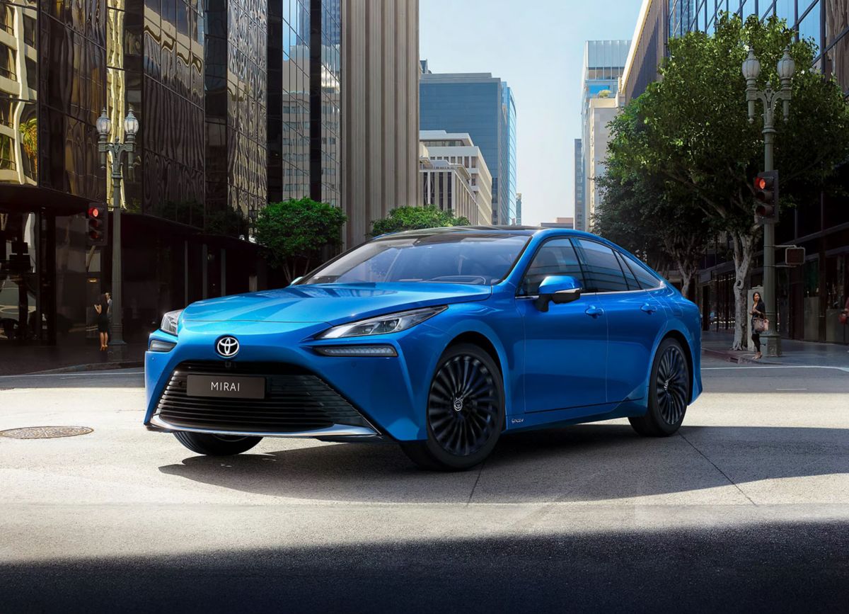 Grauer Toyota Aygo X fährt auf einer Straße in der Stadt