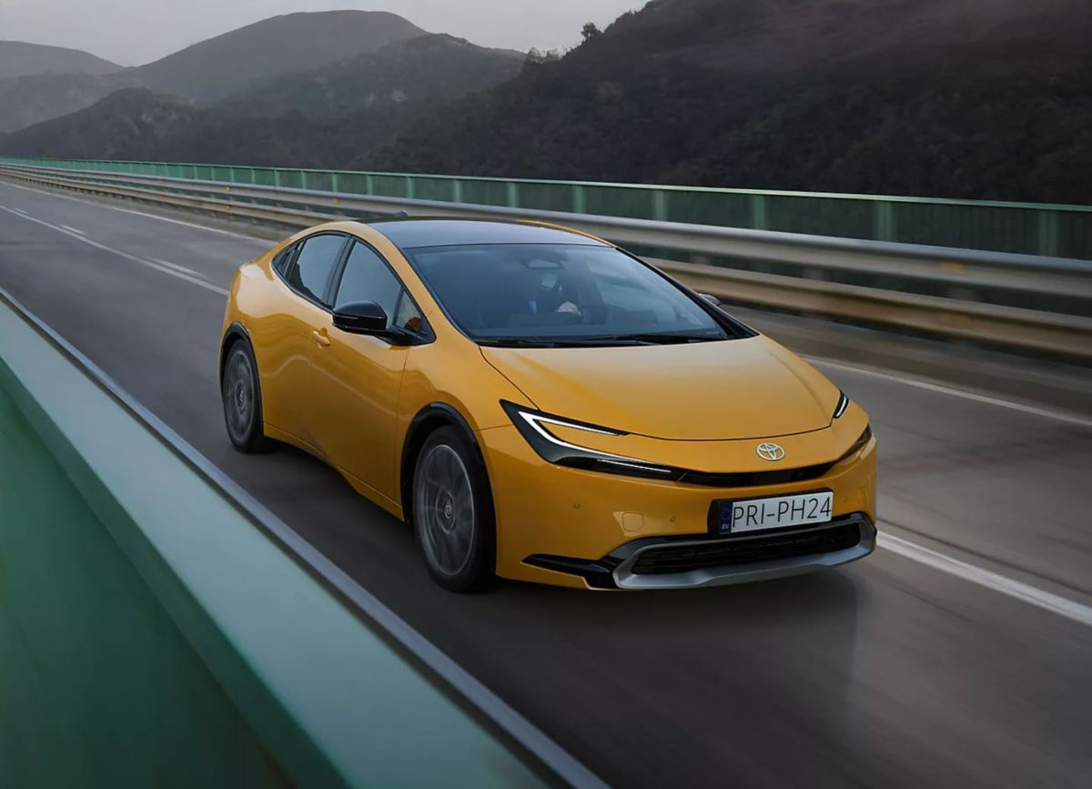 Grauer Toyota Aygo X fährt auf einer Straße in der Stadt