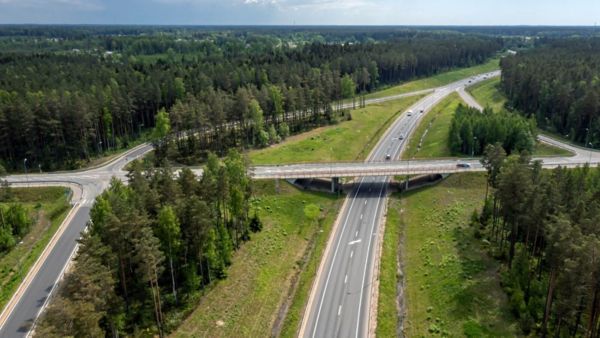 Droga ekspresowa Via Baltica przez las widziana z góry