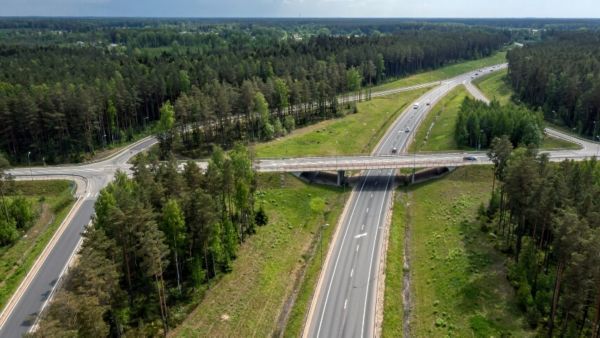 Droga ekspresowa Via Baltica przez las widziana z góry