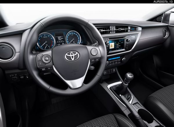 Innenansicht auf ein Toyota Cockpit