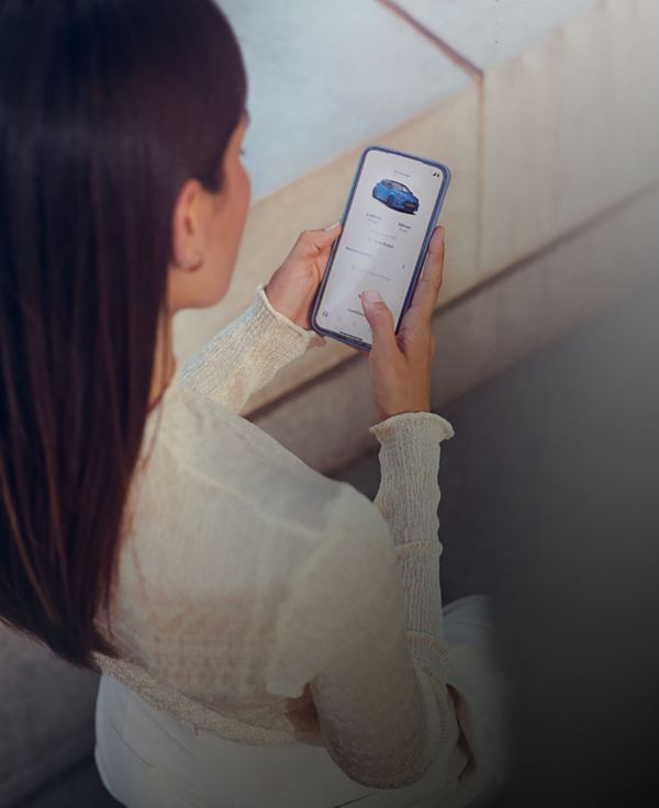 Vrouw bedient MyToyota app