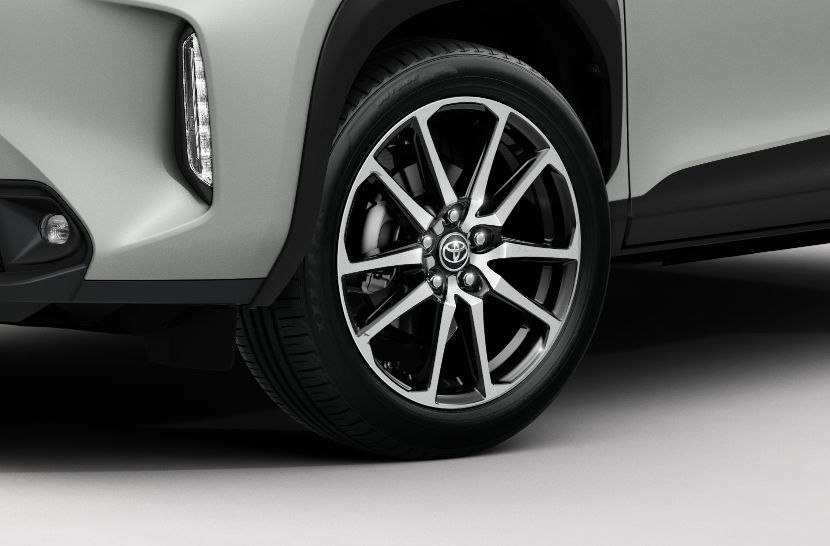 Zbliżenie koła z felgą aluminiową Toyoty.