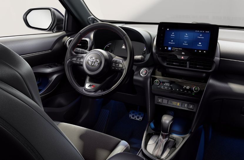 Miejsce kierowcy z deską rozdzielczą w Toyocie.