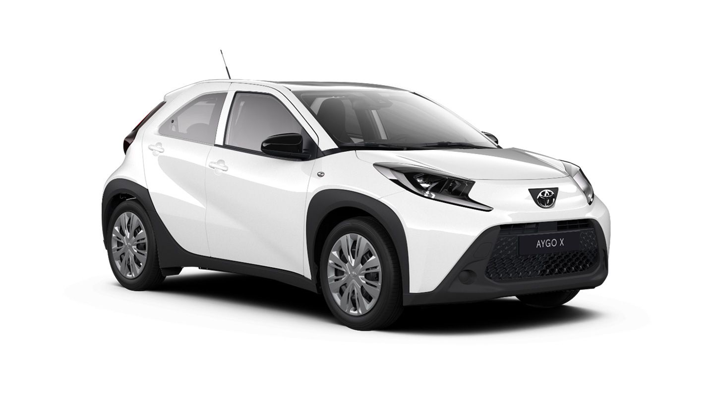 Weißer Aygo X in diagonaler Frontansicht vor neutralem Hintergrund