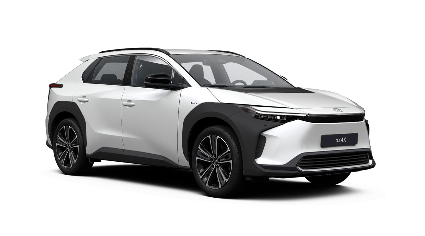 Weißer vollelektrischer Toyota bZ4X Hybrid in diagonaler Frontansicht vor neutralem Hintergrund