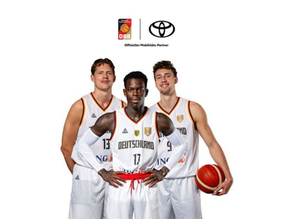 Ein gemeinsames Bild von Dennis Schröder, Moritz Wagner und Franz Wagner vor einem weißen Hintergrund