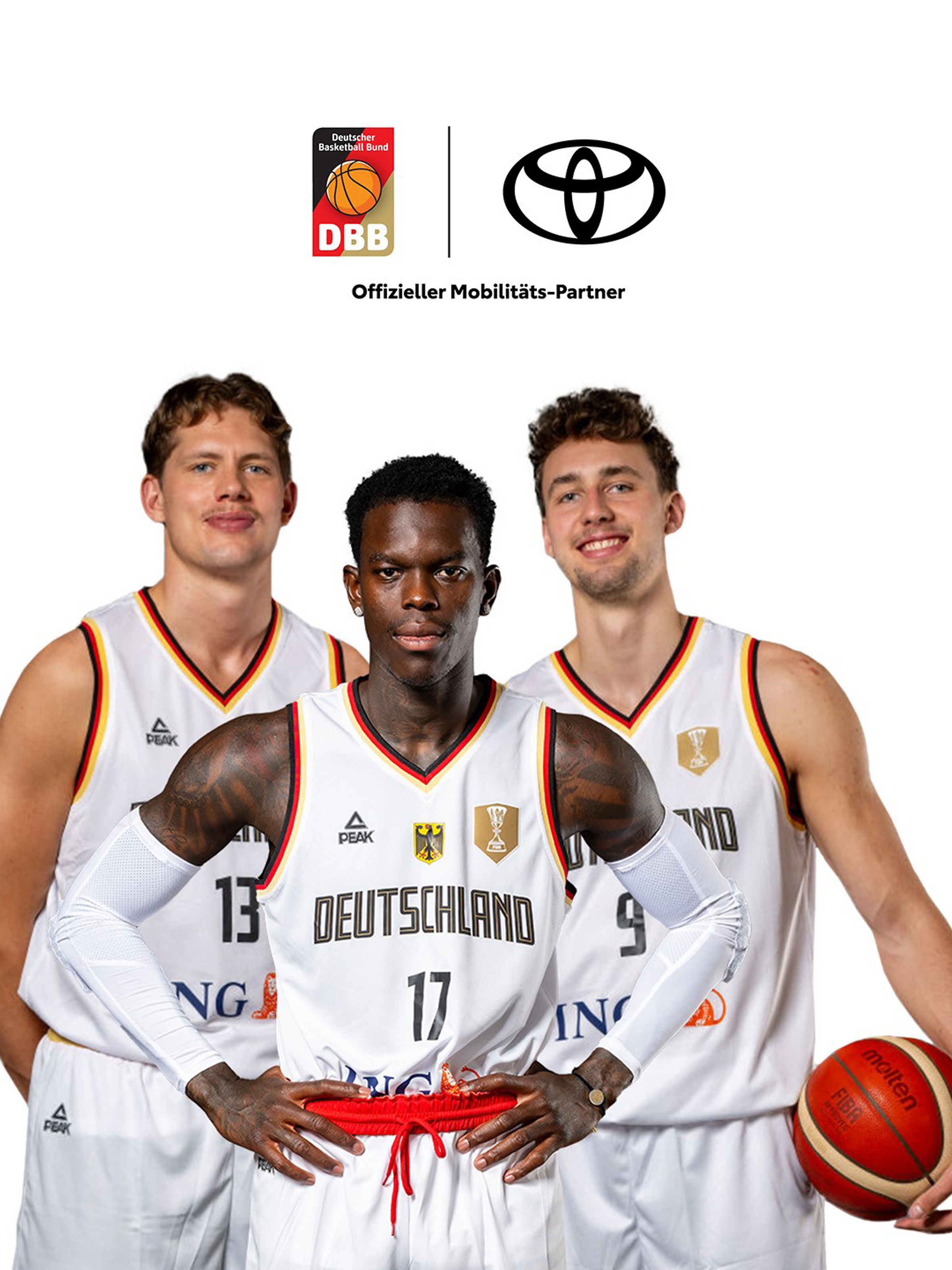Ein gemeinsames Bild von Dennis Schröder, Moritz Wagner und Franz Wagner vor einem weißen Hintergrund