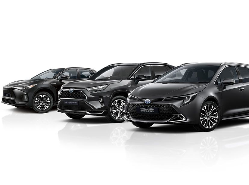 Vier Toyota Fahrzeuge in schwarzer Wagenfarbe vor weißem Hintergrund.