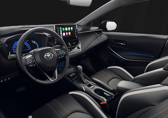 Miejsca kierowcy i pasażera z deską rozdzielczą w Toyocie.