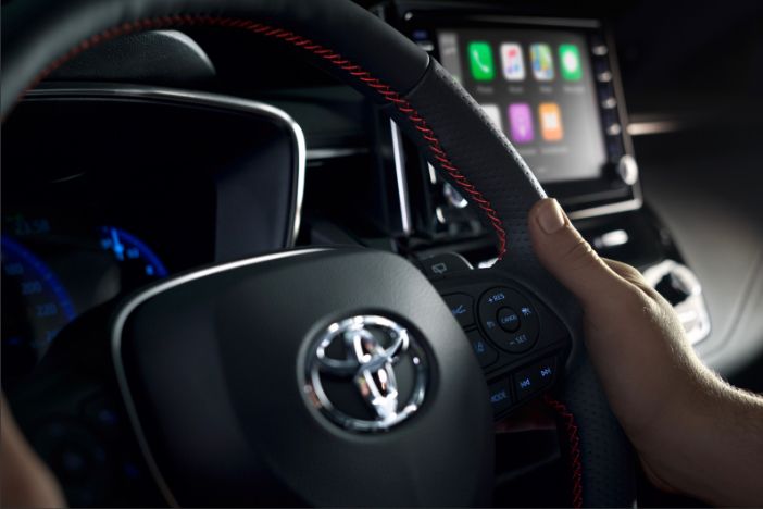 Zbliżenie skórzanej kierownicy Toyoty.