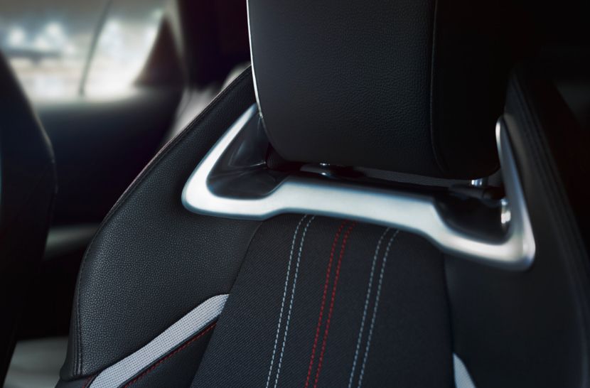 Zbliżenie sportowego fotela Toyoty.