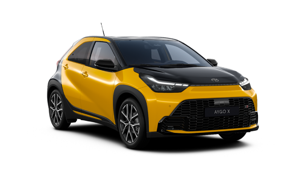 Ein gelber Aygo X GR SPORT steht schräg zur Kamera auf weißem Hintergrund.