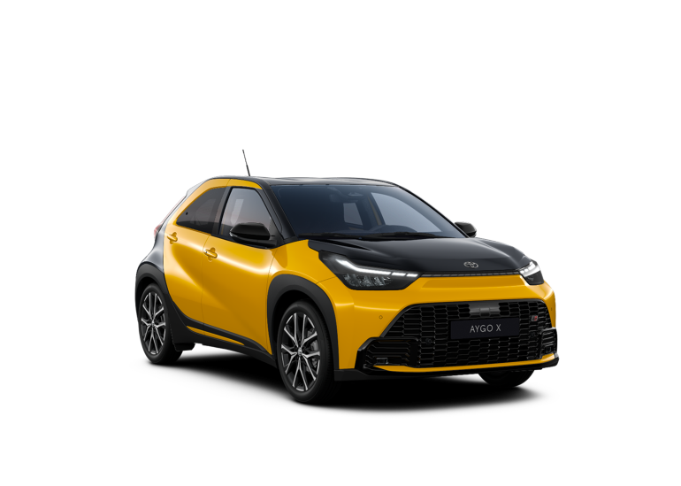 Ein gelber Aygo X GR Sport steht diagonal zur Kamera vor neutralem Hintergrund