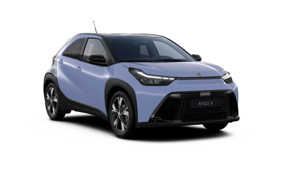 Ein blauer Aygo X Teamplayer steht schräg zur Kamera auf weißem Hintergrund.