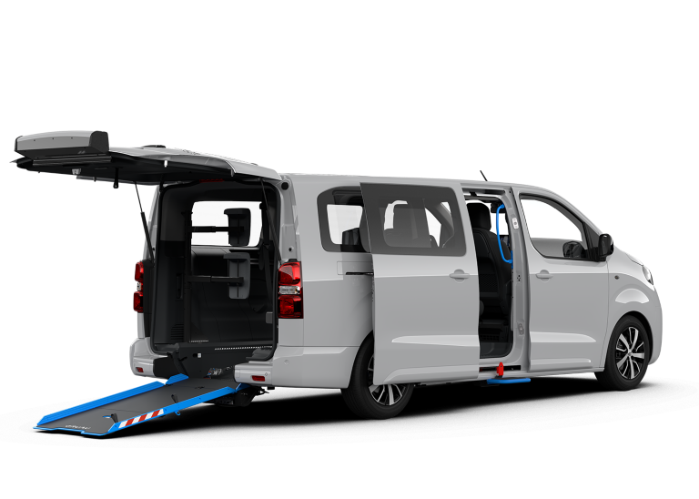 Ein weißer Aygo X Teamplayer steht diagonal zur Kamera vor neutralem Hintergrund