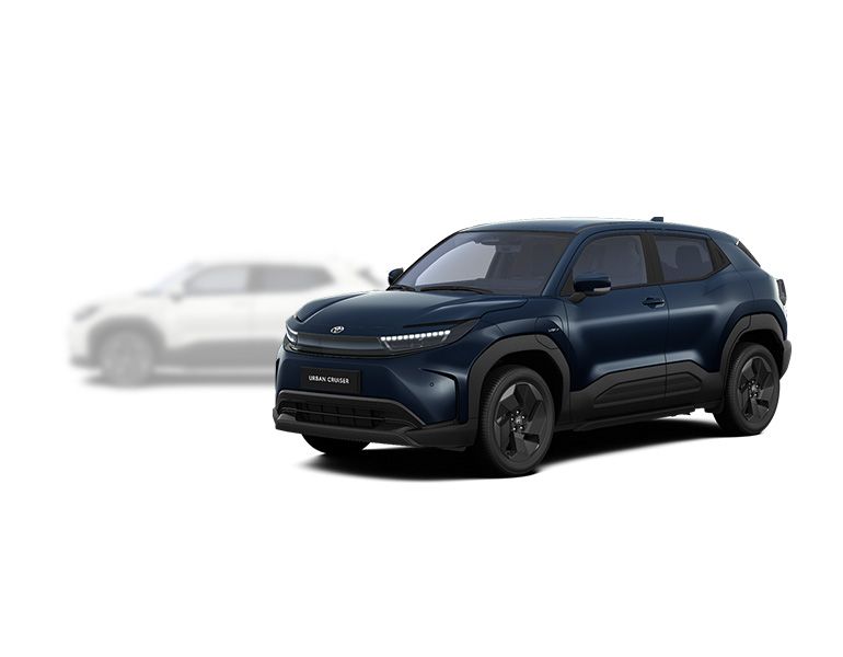 Grauer Toyota Urban Cruiser steht diagonal zur Kamera, im Hintergrund ist unscharf ein heller Urban Cruiser zu erkennen