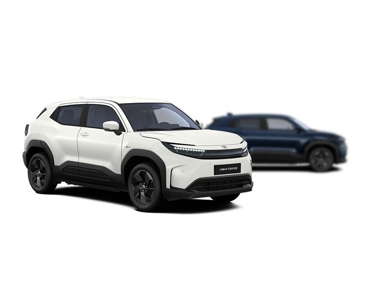 Weißer Toyota Urban Cruiser steht diagonal zur Kamera, im Hintergrund ist unscharf ein heller Urban Cruiser zu erkennen