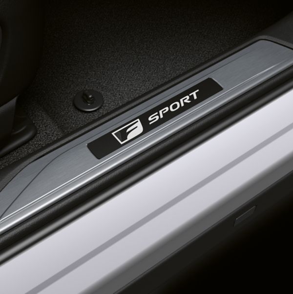 Nahaufnahme der Einstiegsleisten im Lexus UX mit dem F Sport Logo