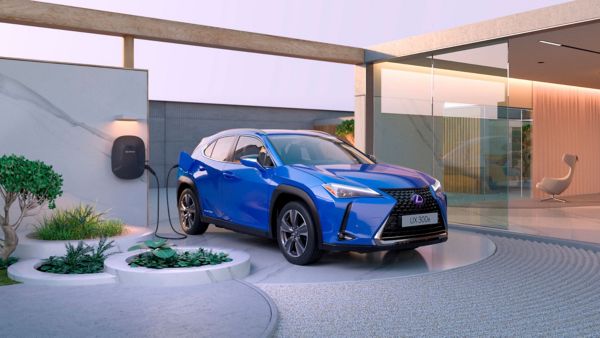 El carácter único del Lexus UX 300e eléctrico, capturado en un elegante nuevo entorno de “Hogar virtual”