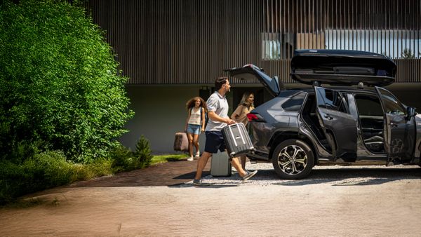 Toyota Corolla wyjeżdżająca z garażu