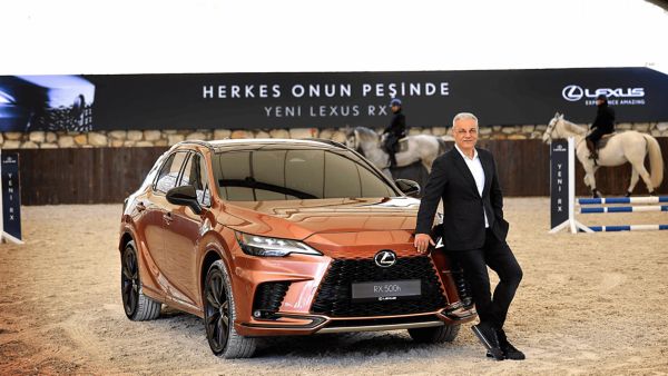 Lexus RX 500h driving round a corner