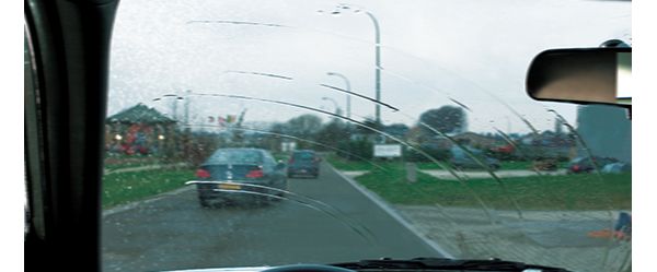 Lasiin jää ohuita pyyhkiytymättömiä raitoja.