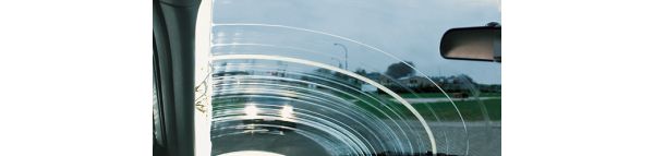 Lasiin jää likaa pyyhkimisen jäljiltä.