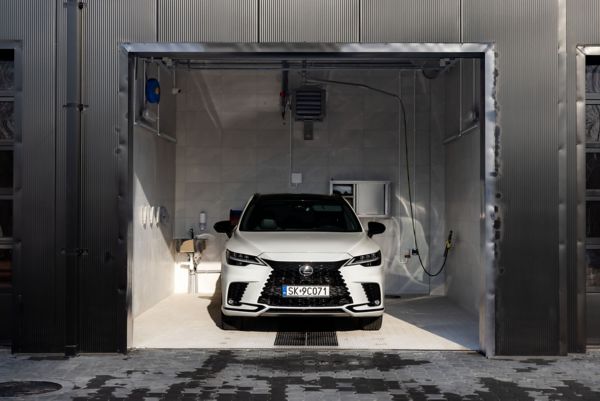 Lexus LBX jadący po ośnieżonej drodze