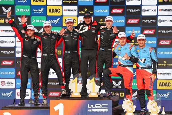 Equipa da Toyota no pódio