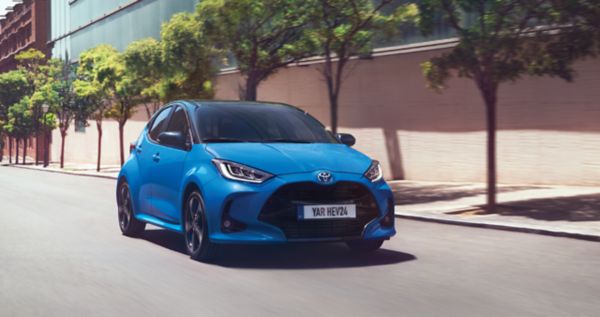 преден план на син Toyota Yaris автомобил