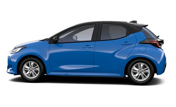 Kırmızı Toyota Yaris ön ve yan görünüşü