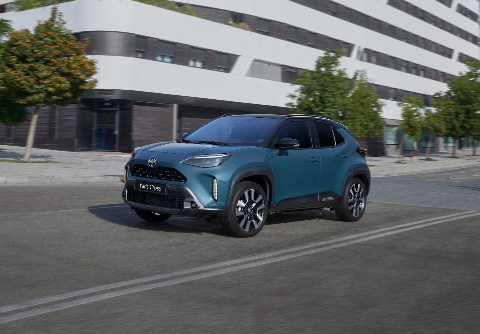 Faire du vélo à côté de la Yaris Cross