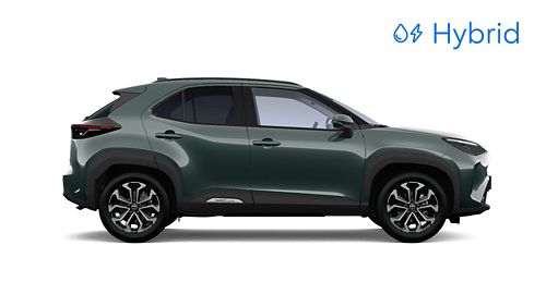 Ein grau lackierter Toyota Yaris Cross ist in der Seitenansicht vor einem weißen Hintergrund zu sehen.