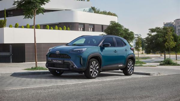 Toyota Yaris Cross garée dans la rue